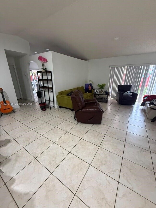 Foto del edificio - 19831 NW 65th Ct