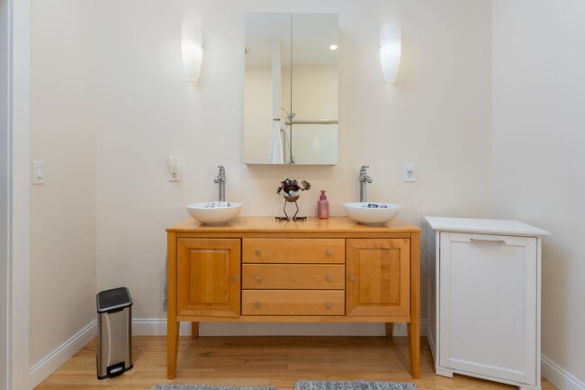 Foto del edificio - 211 Lewis Dr