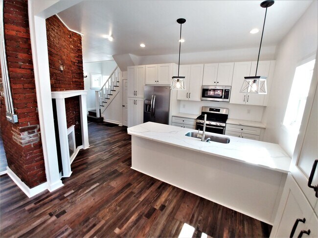 Foto del edificio - GORGEOUS, large 3 bedroom stand alone hous...