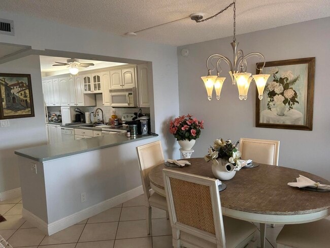 Building Photo - 7 Royal Palm Way