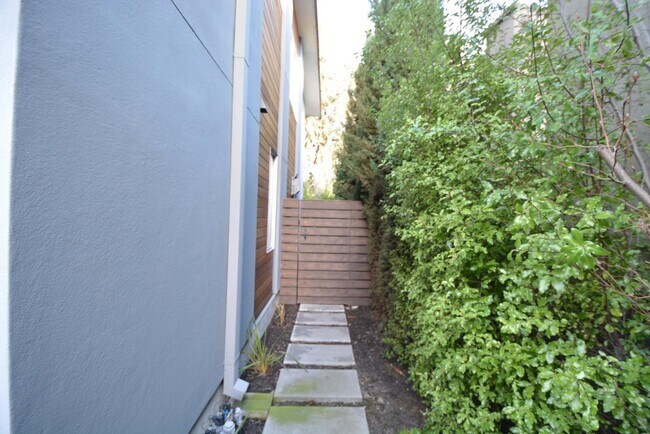 Building Photo - 2088 Channing Ave