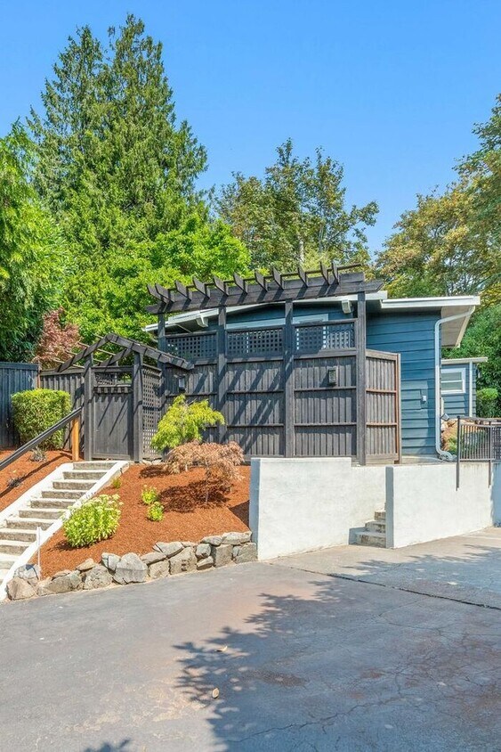 Primary Photo - Elegant Air-Conditioned Newly Remodeled Ma...