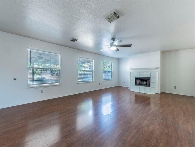 Foto del edificio - 2316 Logan Dr