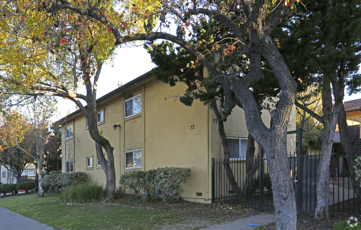 Building Photo - Rainbow Gardens