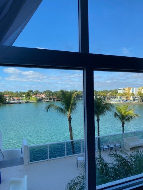 Foto del edificio - 5880 Collins Ave