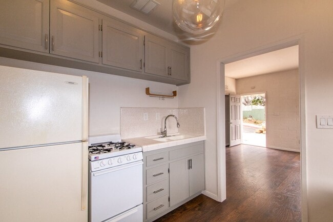 Foto del edificio - Charming Studio with Mid Century Touches in Ocean Beach/Point Loma !