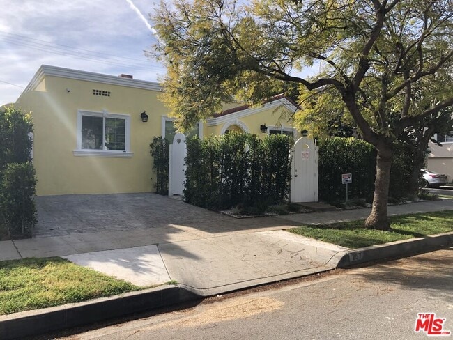 Building Photo - 257 N La Peer Dr