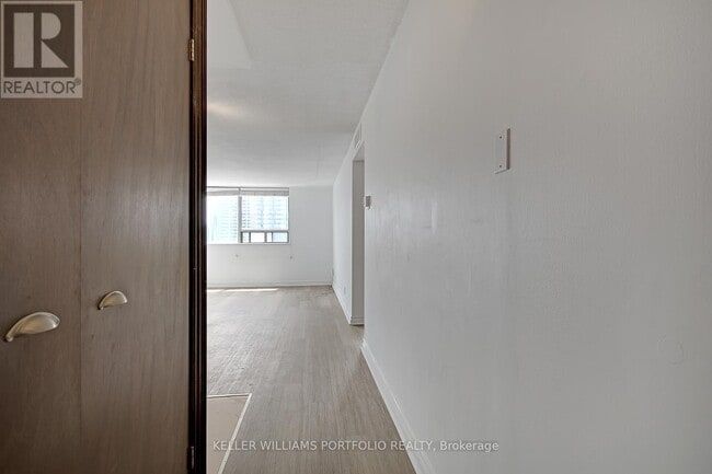 Building Photo - 914 Yonge St