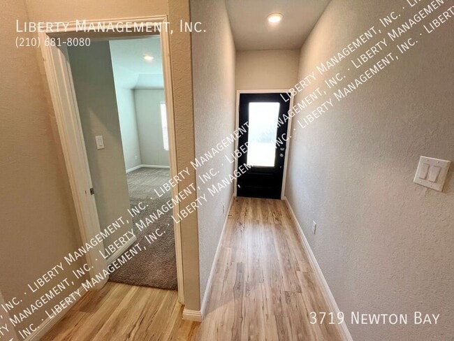 Foto del edificio - 3719 Newton Bay