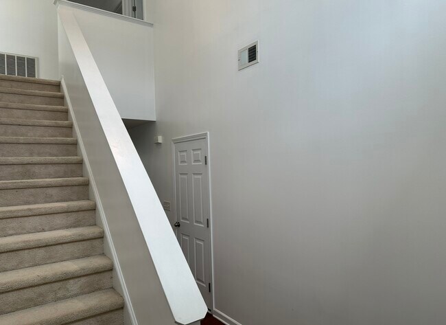 Building Photo - 1519 Hamilton Hills Dr