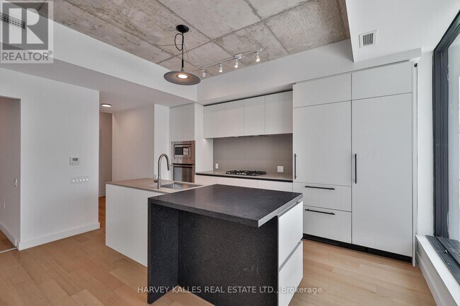 Photo du bâtiment - 1720 Bayview Ave