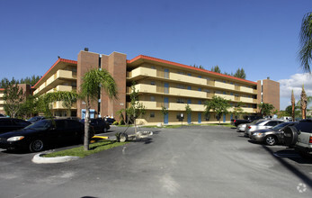 Sunshine Lakes Apartments photo'