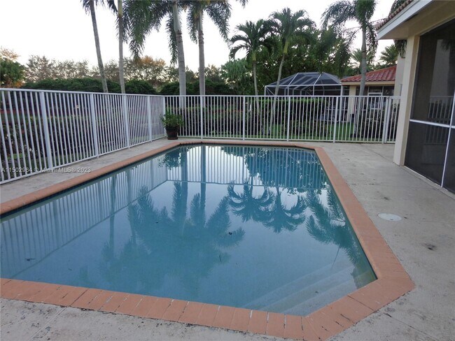 Foto del edificio - 991 Crestview Cir
