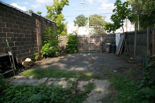 Building Photo - Picturesque Park View Home! Pet-friendly w...