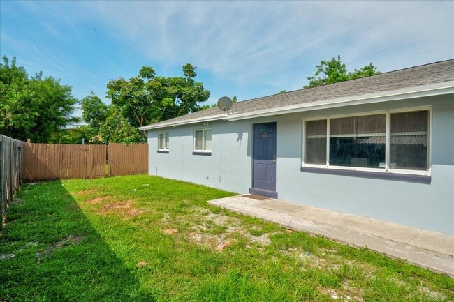 Building Photo - 4116 Plumosa St