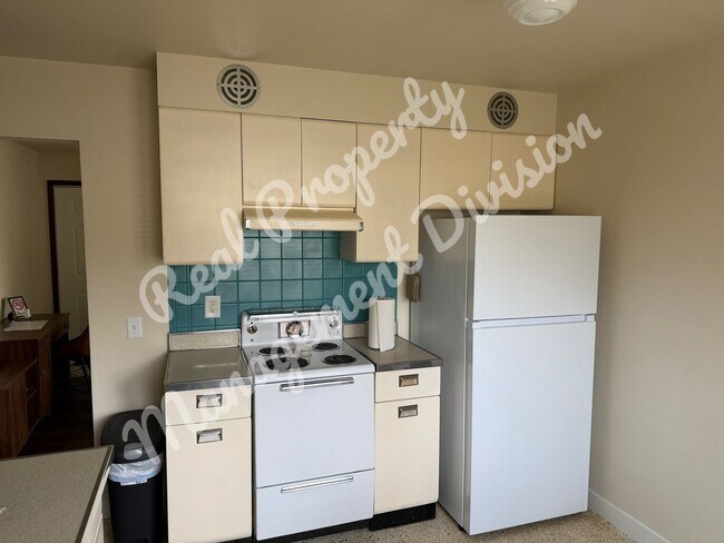 Foto del edificio - **Charming 2-Bed, 1-Bath Home with Retro Flair + Garage & Yard**