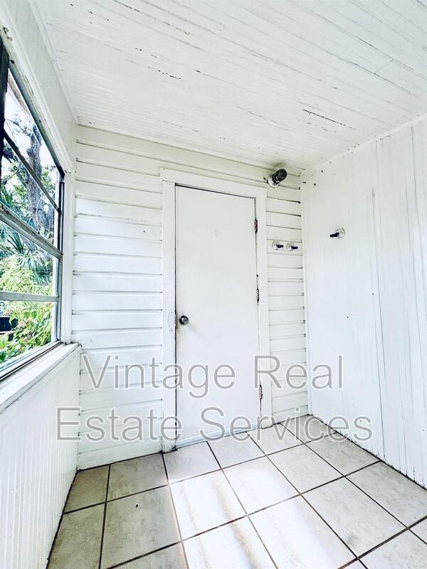 Building Photo - 309 W Comanche Ave
