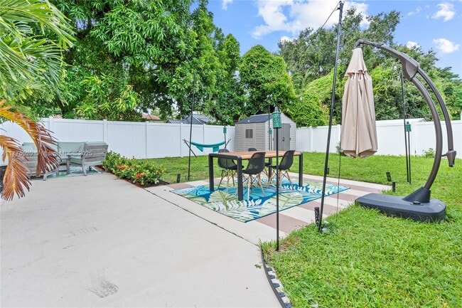 Building Photo - 4775 Collins Ave