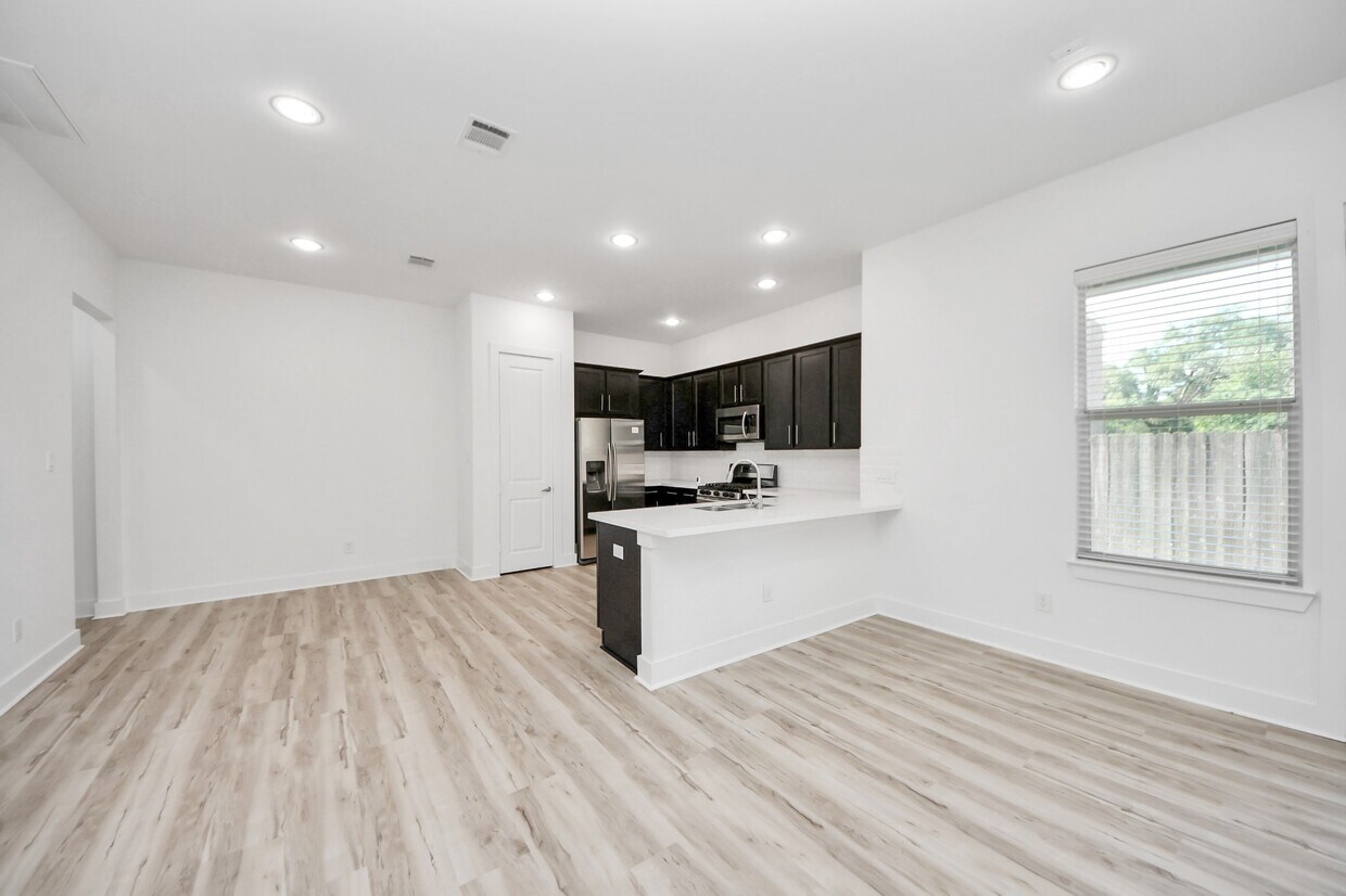 Foto del edificio - 8821 Hollister Pine Ct