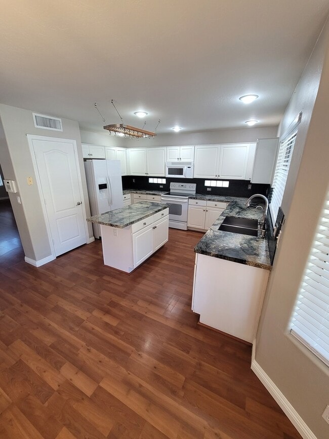 Foto del edificio - Two story 4/3 for rent in NE Phoenix