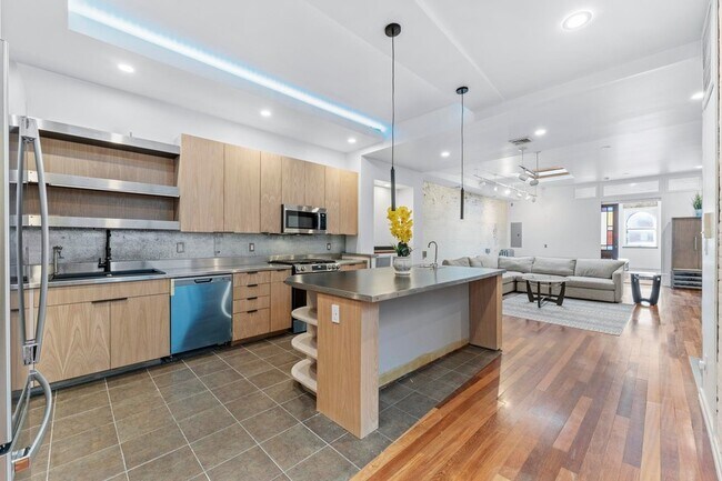 Foto del edificio - 330 Montgomery St