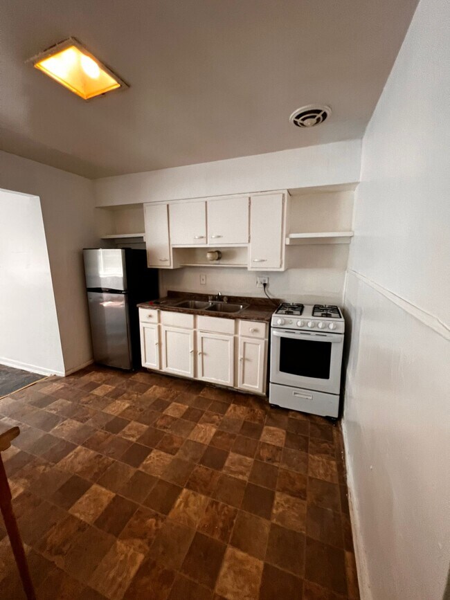 Foto del edificio - 128 Clinton Springs Ave