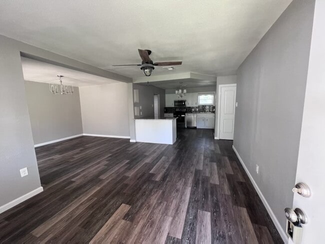 Building Photo - 828 Horseshoe Dr