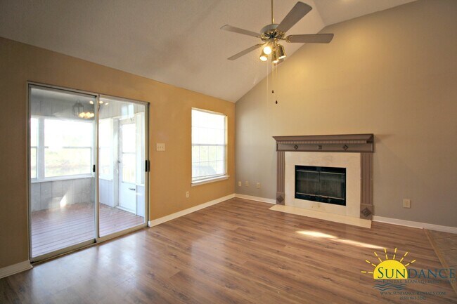 Foto del edificio - Beautiful 3 Bedroom Lakefront Home in Fort...