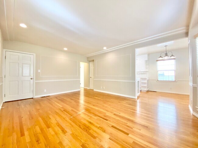 Building Photo - 129 S Swall Dr