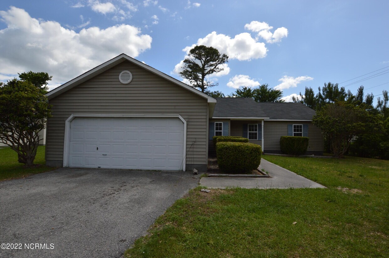 3000 Hunters Trail, Jacksonville, NC 28544 House for Rent in