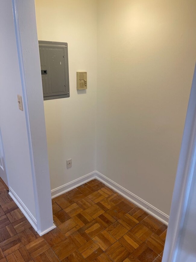 Building Photo - Top Floor 2BR, 1BA Garden Condo Near Ballston Metro
