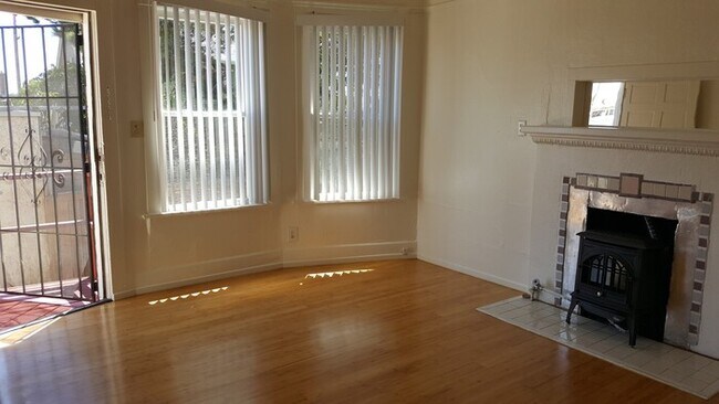 Building Photo - Delightful 1 Bedroom in University Heights!