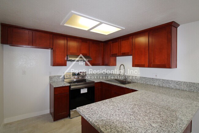 Foto del edificio - Spacious Updated 3bd/2ba Duplex with Garage