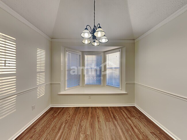 Building Photo - 10085 Woodland Grove Dr