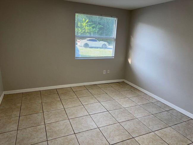 Building Photo - Spacious 3-Bedroom, 2-Bath Triplex – Clean...