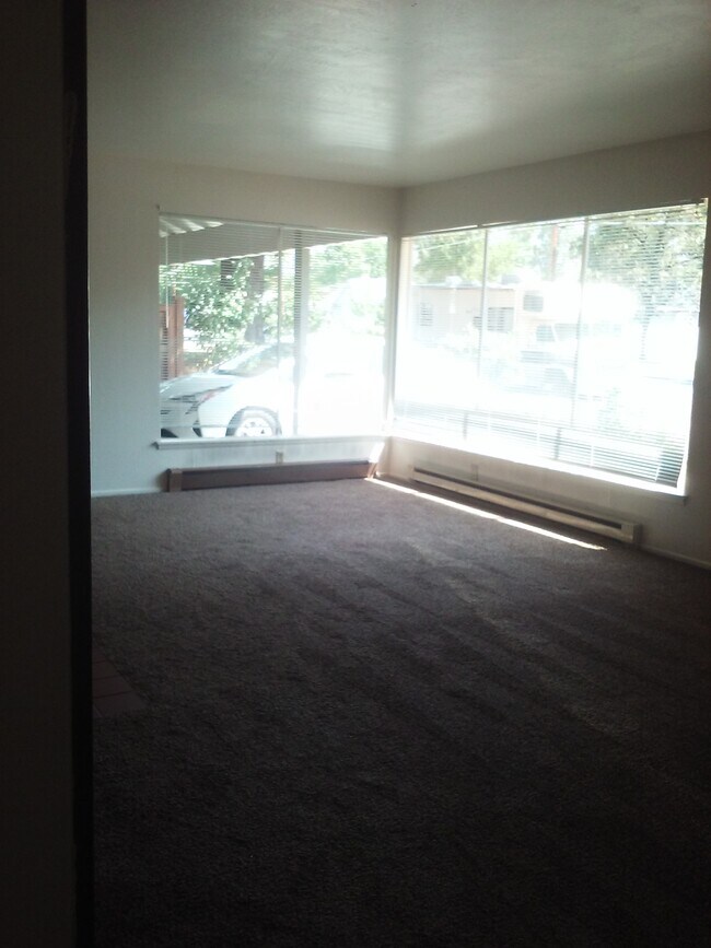 Foto del edificio - 512 NE Dean Dr
