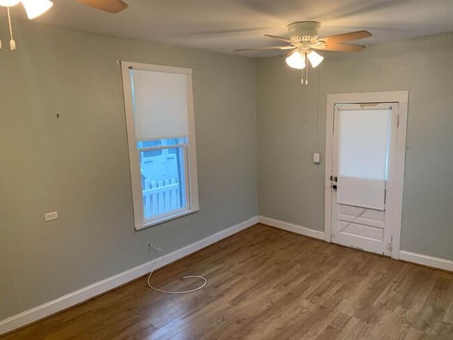 Building Photo - 1 bedroom Historic Cottage half Block from...