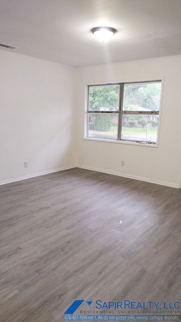 Foto del edificio - Inviting 3-Bed, 1-Bath Brick Home with Cov...