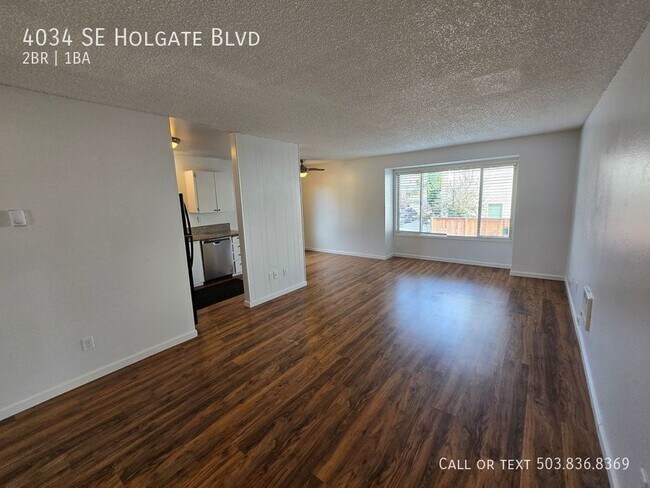 Building Photo - Beautiful Reed & Creston-Kenilworth Apartm...