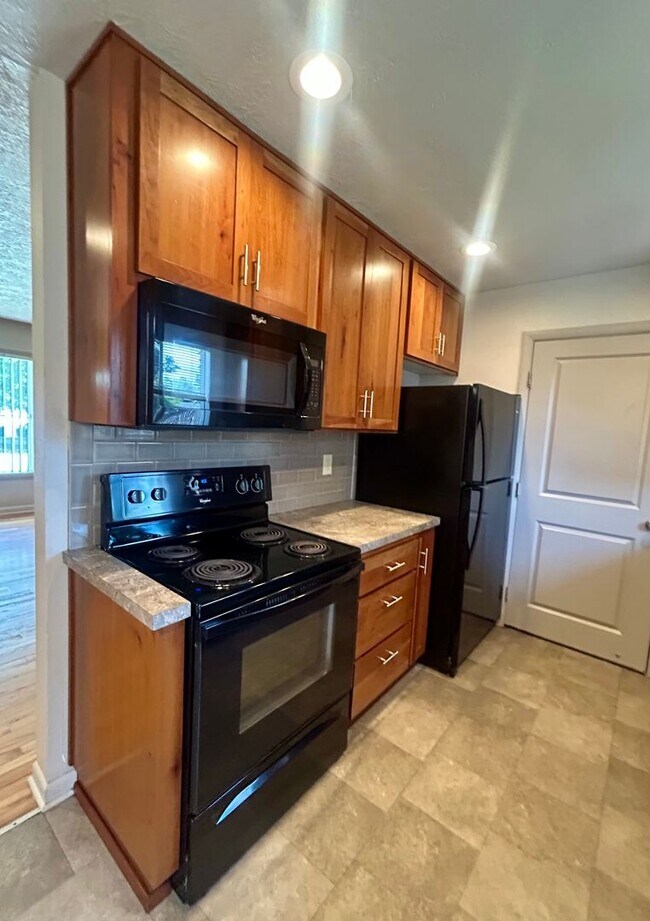 Building Photo - Three Bedroom Home (NE Salem)- W/D Hookup & Fenced Backyard