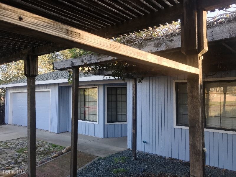 Building Photo - 3530 Lakeview Dr