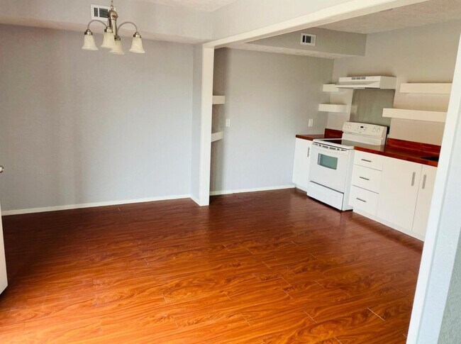 Kitchen/Dinning area - 1619 Norma Ln