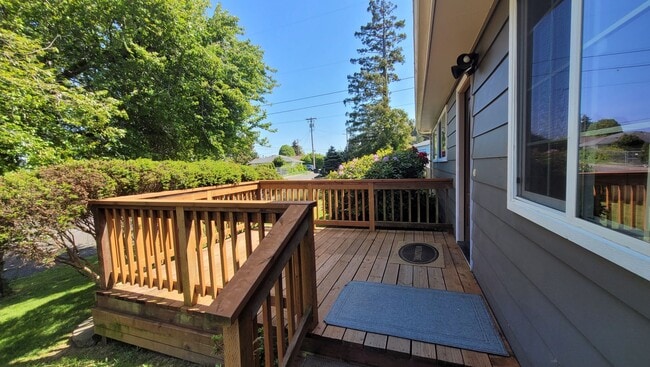 Building Photo - Family Home in Desirable Neighborhood!