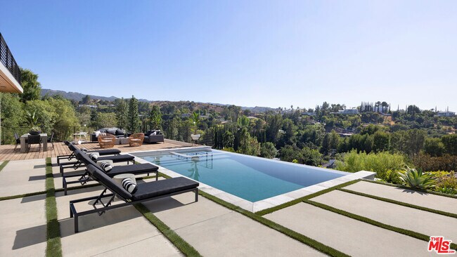 Foto del edificio - 17140 Oak View Dr