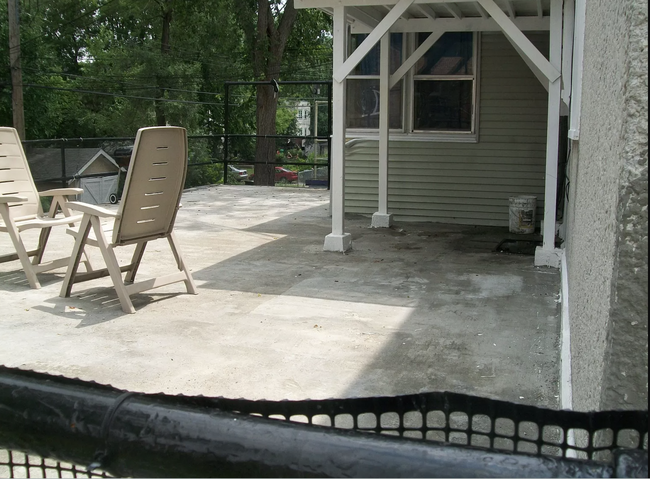 patio area - 3923 Chicago Ave