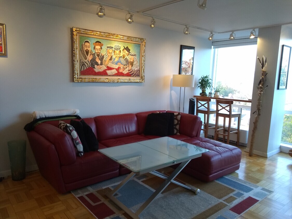Great Living Room area - 601 E 32nd St