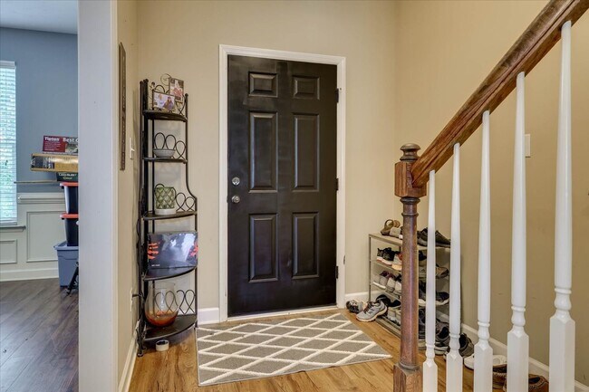 Building Photo - 4 bed/2.5 bath home with fenced yard and g...