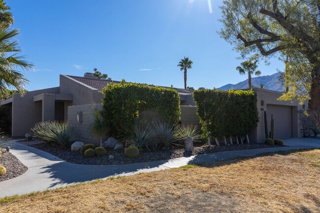 Foto del edificio - Stylish Palm Springs Retreat with Pool