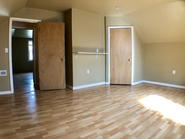 Building Photo - Beautifully updated 3 BR near Kosciuszko Park