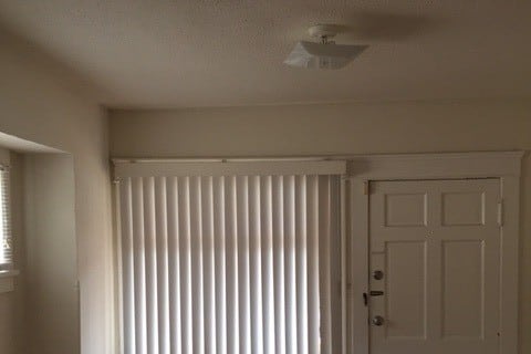 puerta de entrada de la sala de estar cerrada - 310 Cerritos Ave